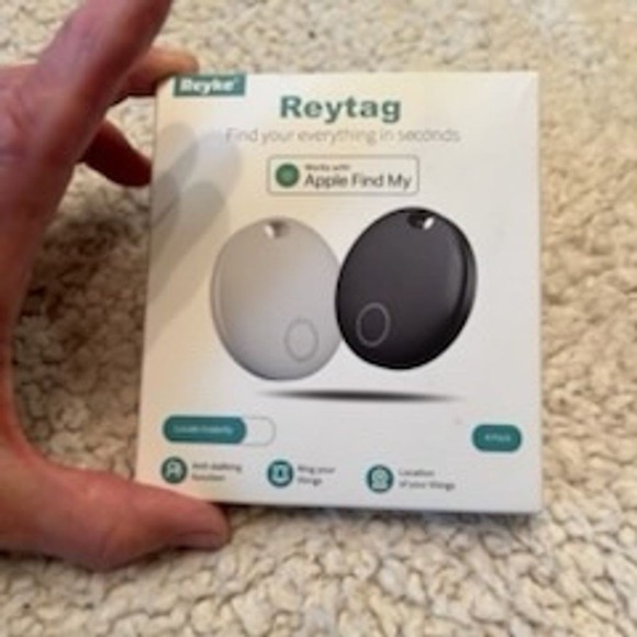 Apple Bluetooth Tracker‎ 4 Pack Waterproof HomeKit Compatible - Picture 1 of 10